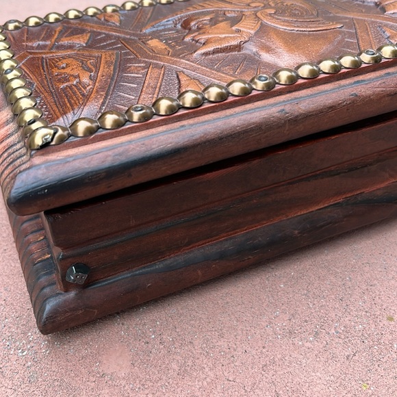 Vintage wood and carved leather dresser jewelry box - Picture 5 of 16